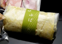 <p>湯葉は、大豆を加工した食品です。湯葉の作り方は、大豆から豆乳を作るところから始まります。その豆乳を加熱すると表面に膜が張ります。この膜が湯葉（生湯葉）です。生湯葉を乾燥させたものは、干し湯葉と呼ばれます。工程からもわかるように、湯葉は原料に大豆と水しか使用していません。</p>
<p>そのため、大豆由来の植物性たんぱく質や多価不飽和脂肪酸が多く含まれます。それ以外にも、大豆サポニンやイソフラボン、レシチンなど豊富な栄養を摂取できる食品です。【手打そば風來蕎】では国内産大豆から絞った新鮮で濃厚な豆乳を使用し、店内で一枚一枚手作りした湯葉を、生湯葉刺しや生湯葉せいろ、生湯葉そばとして提供しております。</p>