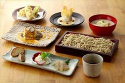 <p>横浜で接待に「<em>コース</em>」料理を選ぶなら、手打ち蕎麦と季節の食材を中心としたコース料理を提供する【手打そば風來蕎】をご利用ください。【手打そば風來蕎】は東急田園都市線たまプラーザ駅から徒歩3分の場所にあり、駅近くでアクセスしやすいので接待にもおすすめです。</p>
<p>昼と夜のコースをご用意しており、昼間のコースは女子会に利用されるお客様が多いです。駅から近いことも、女子会に喜ばれている理由の一つだと思います。コースをご希望の方は、前日までにご予約をお願いいたします。</p>