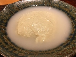 <p>蕎麦は日本全国で親しまれている食べ物ですが、「そばがき」は馴染みのない方が多いかもしれません。そばがきとは、そば粉を水またはお湯で溶いて練り、塊状にした食べ物のことです。</p>
<p>そばつゆや醤油、塩を付けて食べるのが一般的ですが、ぜんざいにして食べるのも美味しいです。実は江戸時代以前までは、細長く切って食べる蕎麦よりも、そばがきにして食べる方法が一般的でした。家庭でも手軽に作れることから、長野県や東北の地域では子供のおやつやお酒のつまみとして親しまれています。そばがきはシンプルな食べ物ですので原料の良し悪しが分かりやすく、蕎麦屋でしか食べられない一品でもあります。</p>
<p>【手打そば風來蕎】でも、ムースのようにふんわりと仕上げたそばがきをご用意していますので、ご来店の際はぜひお召し上がりください。</p>