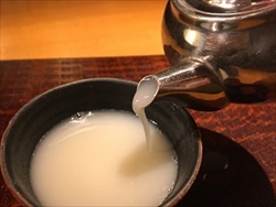 <p><strong>そば</strong>湯は、蕎麦を茹でたときの茹で汁です。蕎麦に含まれているたんぱく質が溶け出しているため、白く少しとろみがあります。たんぱく質以外にも、蕎麦には米や麦には含まれていないポリフェノールのルチン、アミノ酸がバランスよく含まれます。</p>
<p>そば湯は蕎麦を食べる際に使用したつゆの残りに入れていただきます。そば湯には蕎麦が持つビタミンB1やルチンといった栄養がたっぷりと溶け出しているため、そば湯を飲むことで、蕎麦が持つ風味を楽しめるだけでなく余すことなく栄養も取り入れることができます。</p>